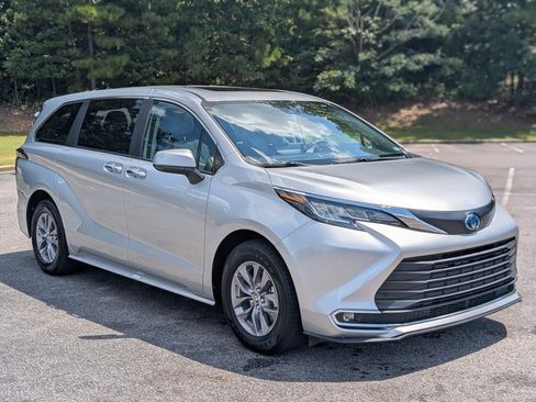 Used 2023 Toyota Sienna XLE FWD image 11