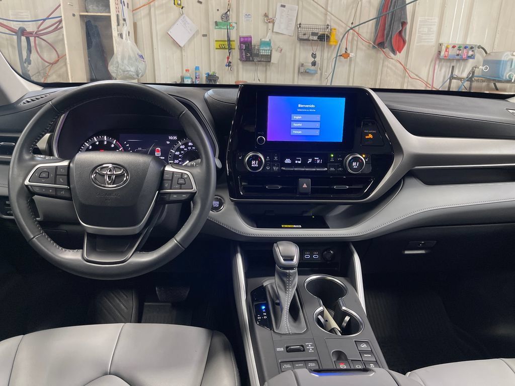 Used 2023 Toyota Highlander XLE AWD/4WD image 17