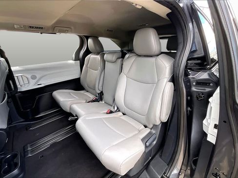 Used 2025 Toyota Sienna XLE FWD image 19