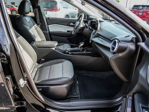 Used 2025 Chevrolet Trax LT FWD image 13