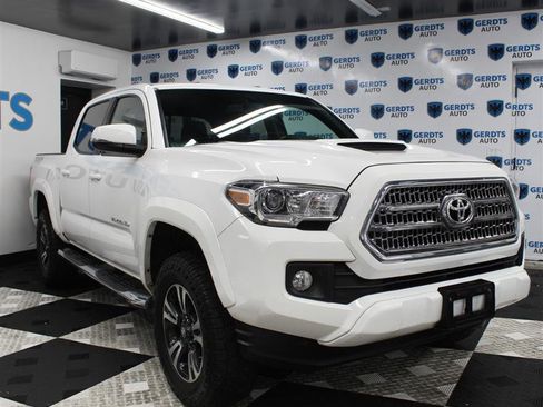 Used 2016 Toyota Tacoma TRD Sport image 5