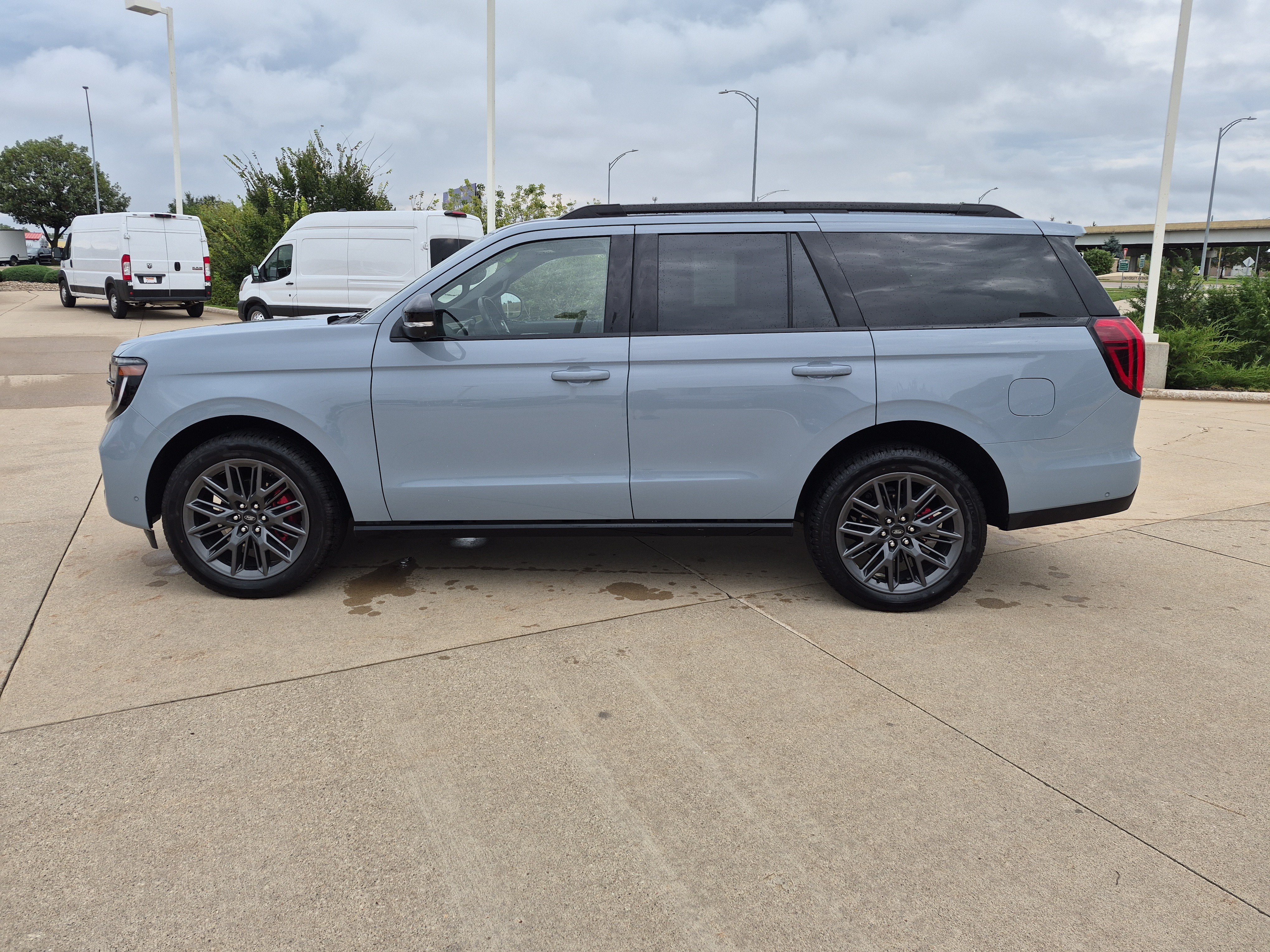 Used 2025 Ford Expedition Platinum w/ Stealth Performance Package AWD/4WD image 9