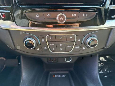Used 2023 Chevrolet Traverse LT FWD image 27