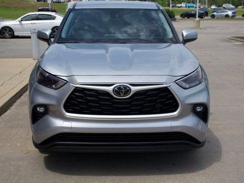 Used 2024 Toyota Highlander LE AWD/4WD image 8