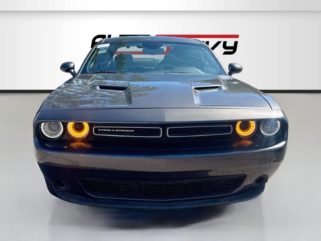 Used 2022 Dodge Challenger SXT RWD image 2