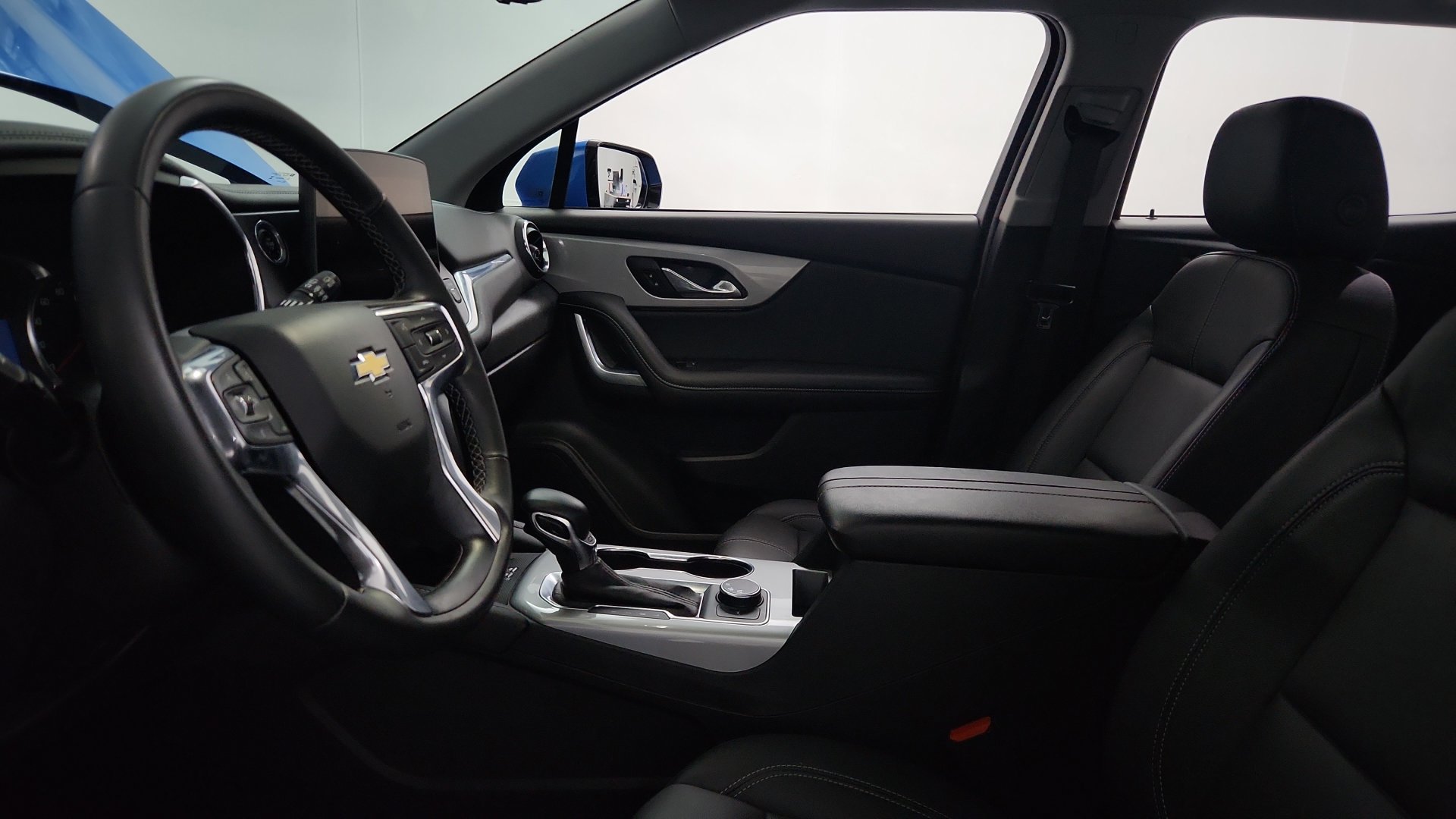 Used 2024 Chevrolet Blazer LT w/ Sound & Technology Package FWD image 17