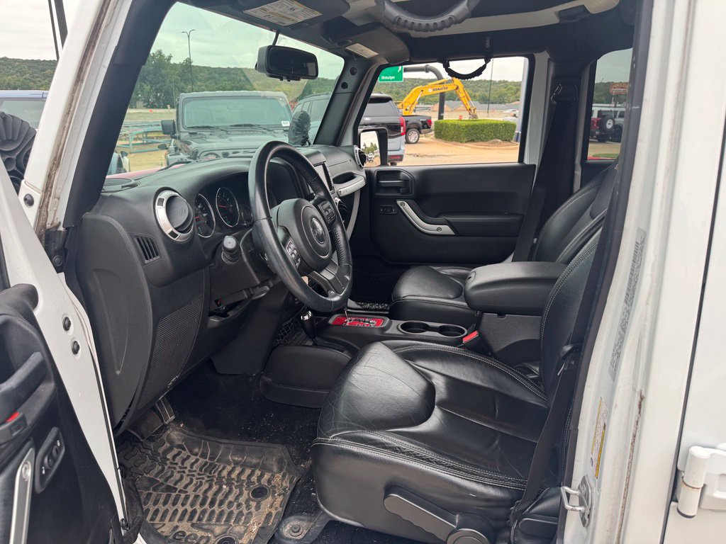 Used 2015 Jeep Wrangler Unlimited Sahara w/ Connectivity Group AWD/4WD image 11