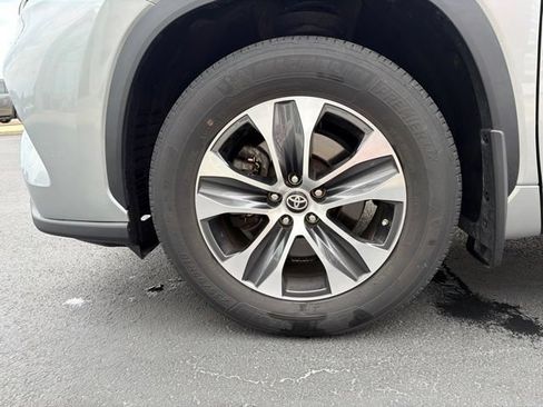 Used 2023 Toyota Highlander XLE FWD image 11