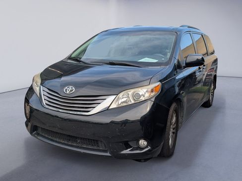 Used 2015 Toyota Sienna XLE FWD image 2