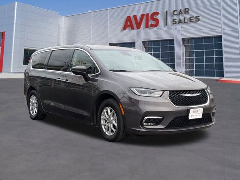 Used 2023 Chrysler Pacifica Touring-L image 7