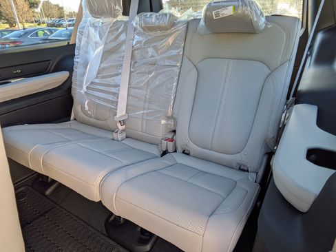 New 2025 Jeep Wagoneer L Series II image 26