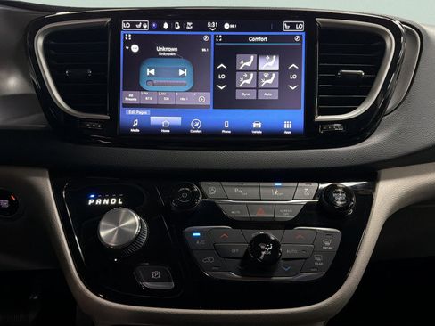 Used 2023 Chrysler Pacifica Touring-L FWD image 40