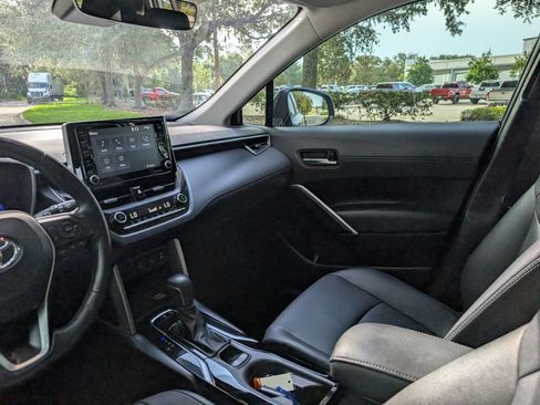 Used 2022 Toyota Corolla Cross XLE w/ Convenience Package AWD/4WD image 17