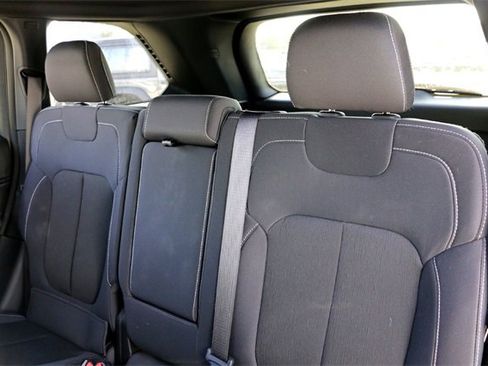 Used 2024 Jeep Grand Cherokee Laredo image 25