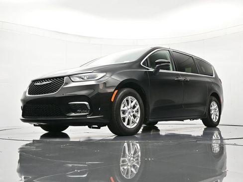 Certified 2023 Chrysler Pacifica Touring-L image 39