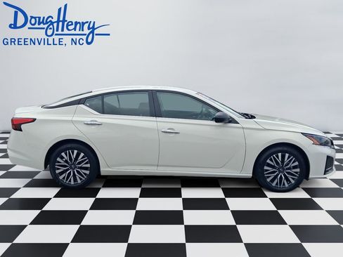Used 2025 Nissan Altima 2.5 SV FWD image 6