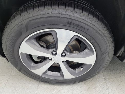 Used 2019 Jeep Cherokee Limited w/ Technology Group image 31