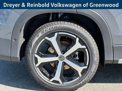 New 2025 Volkswagen Tiguan SE image 10