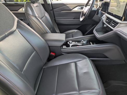 Used 2025 Ford Explorer Active w/ Active Comfort Package RWD image 12