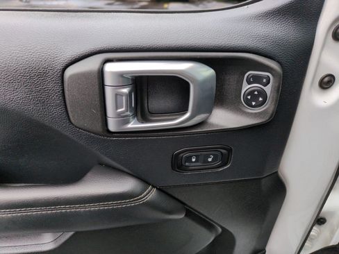 Used 2019 Jeep Wrangler Unlimited Sahara AWD/4WD image 12