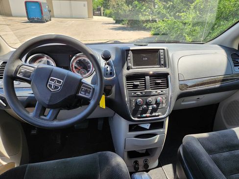 Used 2019 Dodge Grand Caravan SE FWD image 11