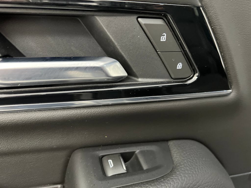 Used 2025 GMC Yukon XL Denali RWD image 21