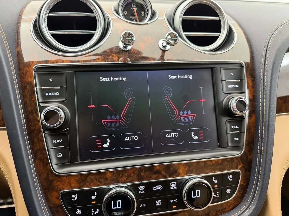 Used 2017 Bentley Bentayga AWD/4WD image 28