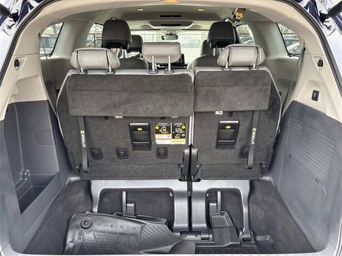 Used 2022 Toyota Sienna Limited image 13