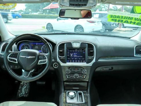 Used 2019 Chrysler 300 Limited image 14