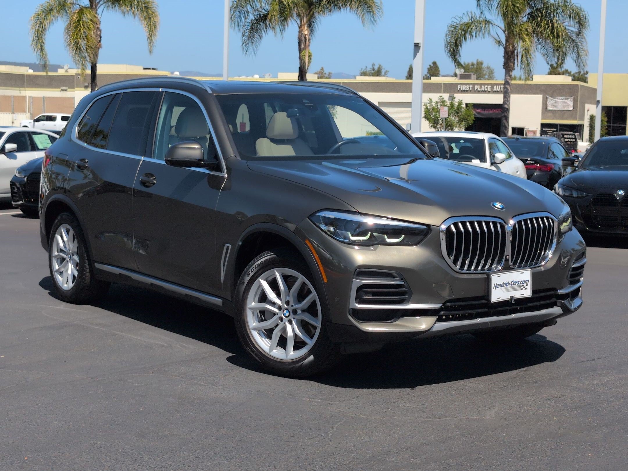 Used 2022 BMW X5 xDrive40i w/ Premium Package AWD/4WD image 2
