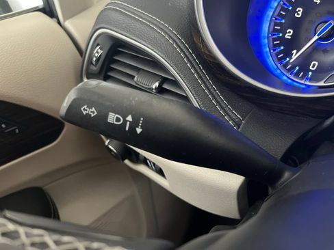 Used 2023 Chrysler Pacifica Limited FWD image 60