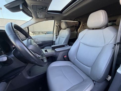 Used 2022 Toyota Sienna XLE FWD image 23