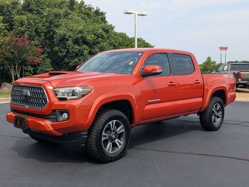 Used 2018 Toyota Tacoma TRD Sport AWD/4WD image 5