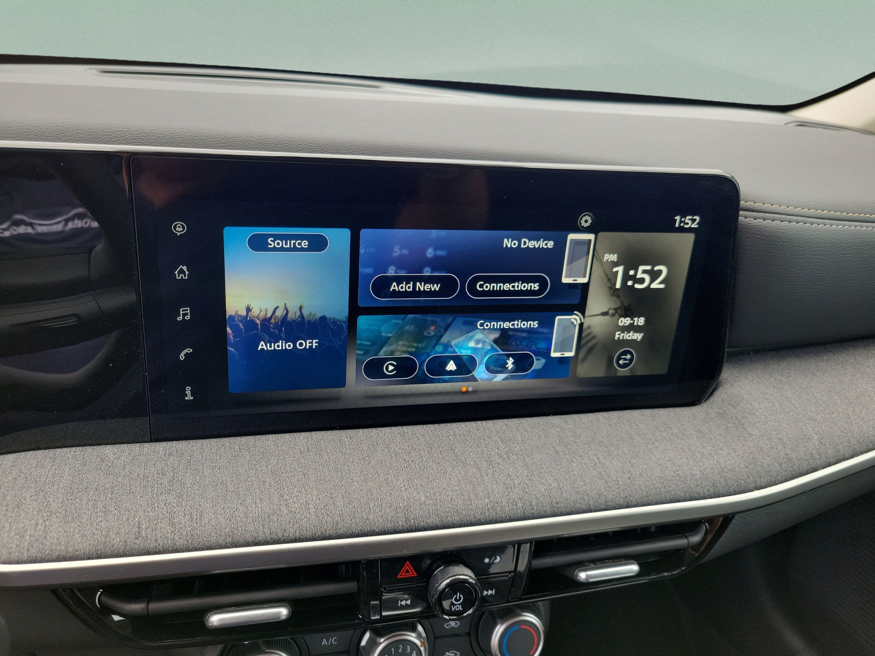 Used 2025 Nissan Kicks SV FWD image 25