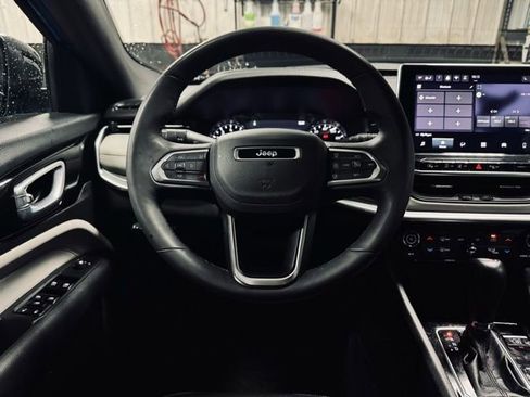 Used 2025 Jeep Compass Limited image 22