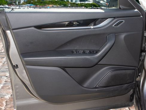 Used 2019 Maserati Levante image 11