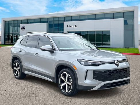New 2026 Volkswagen Tiguan SE FWD image 2