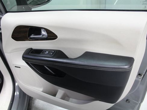 Used 2022 Chrysler Pacifica Limited image 29