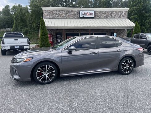 Used 2018 Toyota Camry SE w/ Moonroof Package FWD image 1
