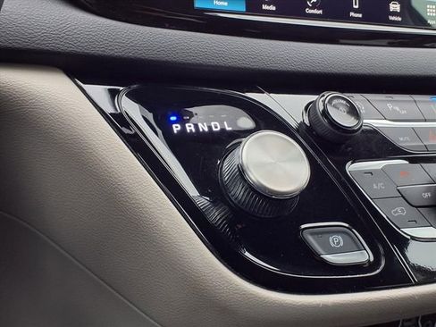 Used 2024 Chrysler Pacifica Touring-L image 14