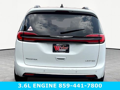 Used 2023 Chrysler Pacifica Limited FWD image 5