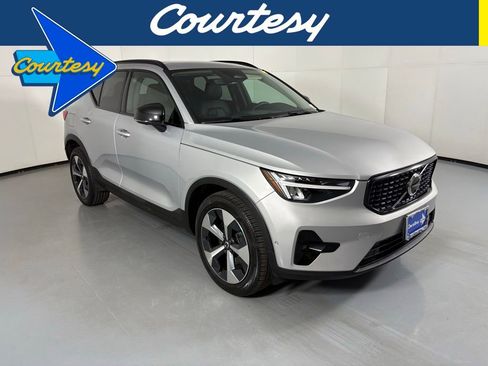Used 2023 Volvo XC40 B5 Plus w/ Driver Assist Package AWD/4WD image 1