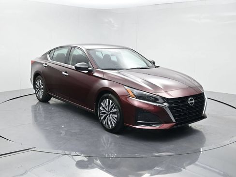 Used 2024 Nissan Altima 2.5 SV FWD image 2