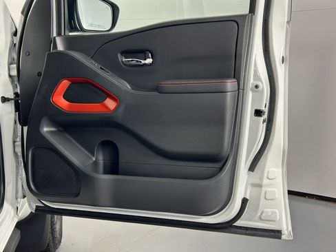 Used 2025 Nissan Frontier PRO-4X image 9