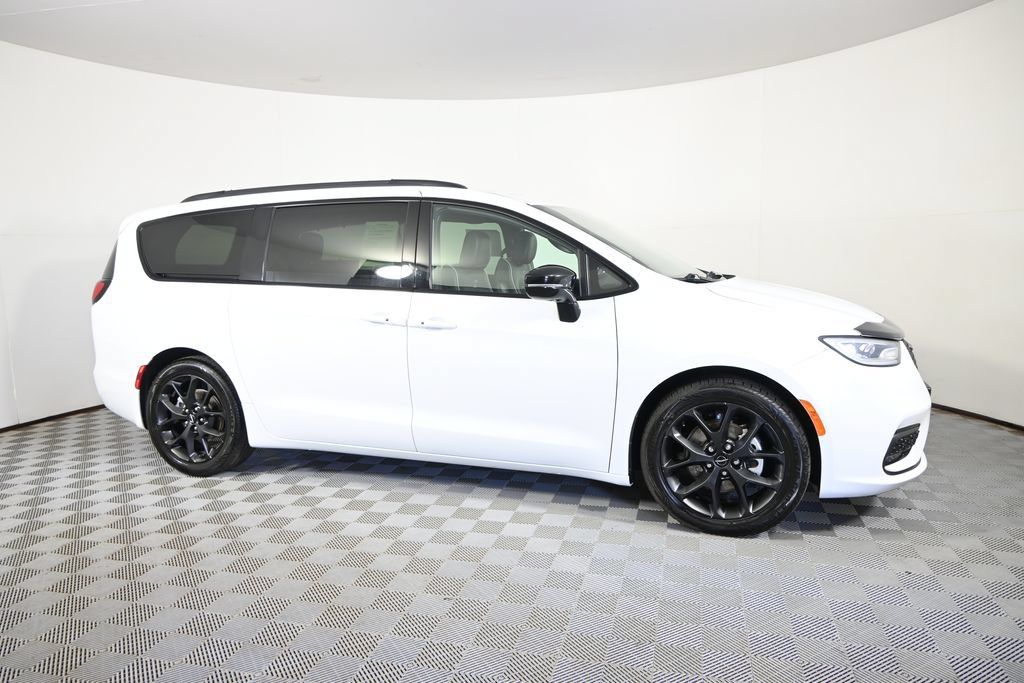 Used 2025 Chrysler Pacifica Limited FWD image 8
