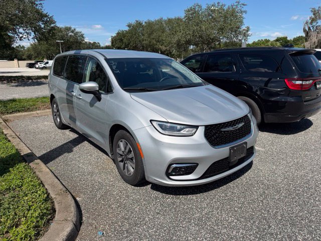 Used 2023 Chrysler Pacifica Touring-L FWD image 2