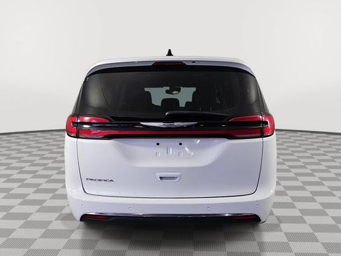 Used 2023 Chrysler Pacifica Touring-L FWD image 7