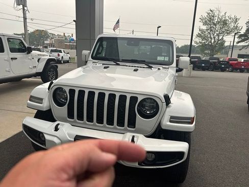 Used 2022 Jeep Gladiator Overland AWD/4WD image 3