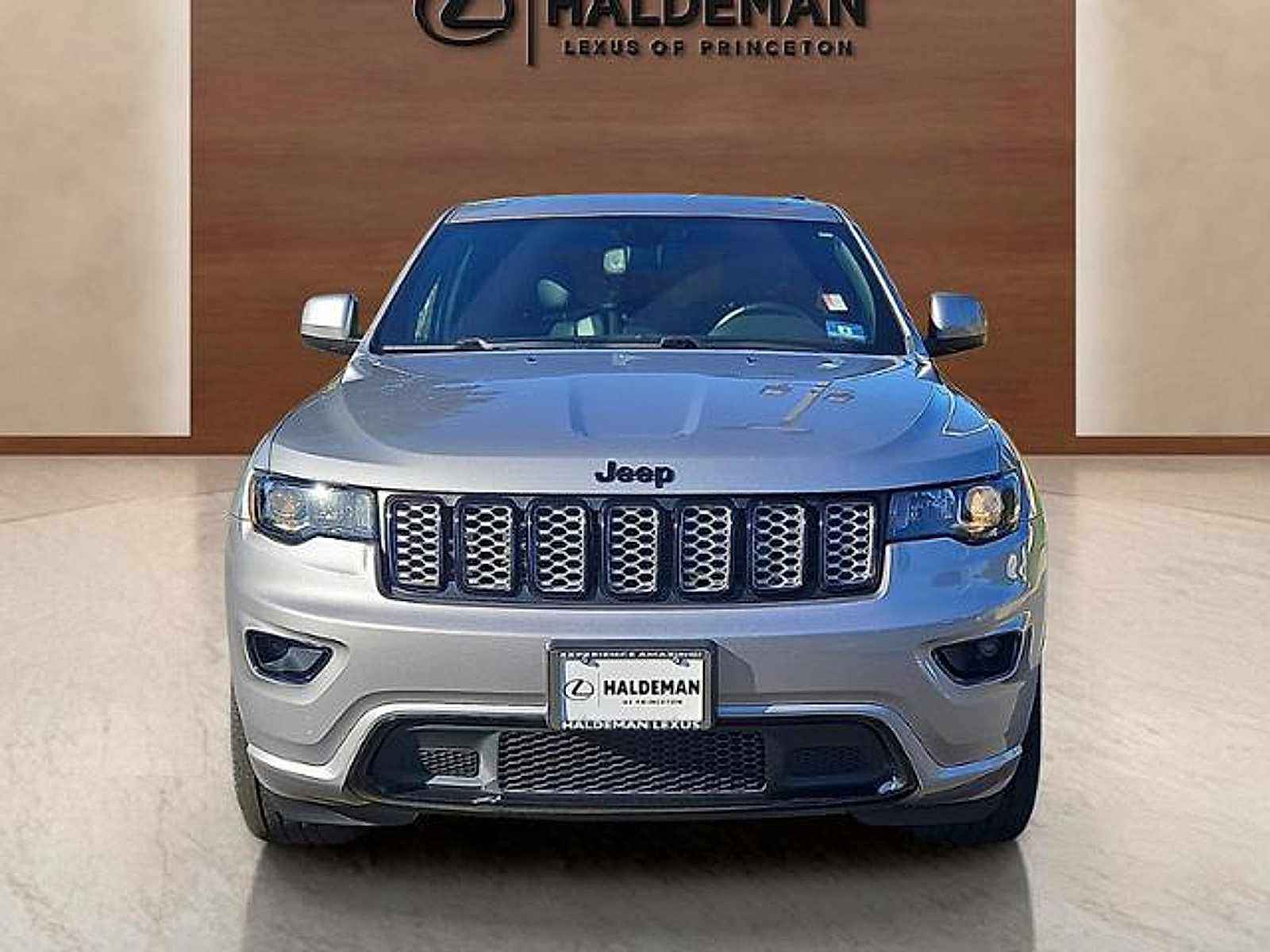 Used 2018 Jeep Grand Cherokee Altitude AWD/4WD image 2
