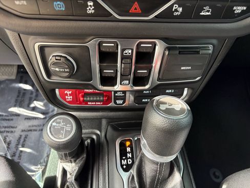 Used 2025 Jeep Wrangler Unlimited Rubicon 4xe w/ Safety Group AWD/4WD image 17